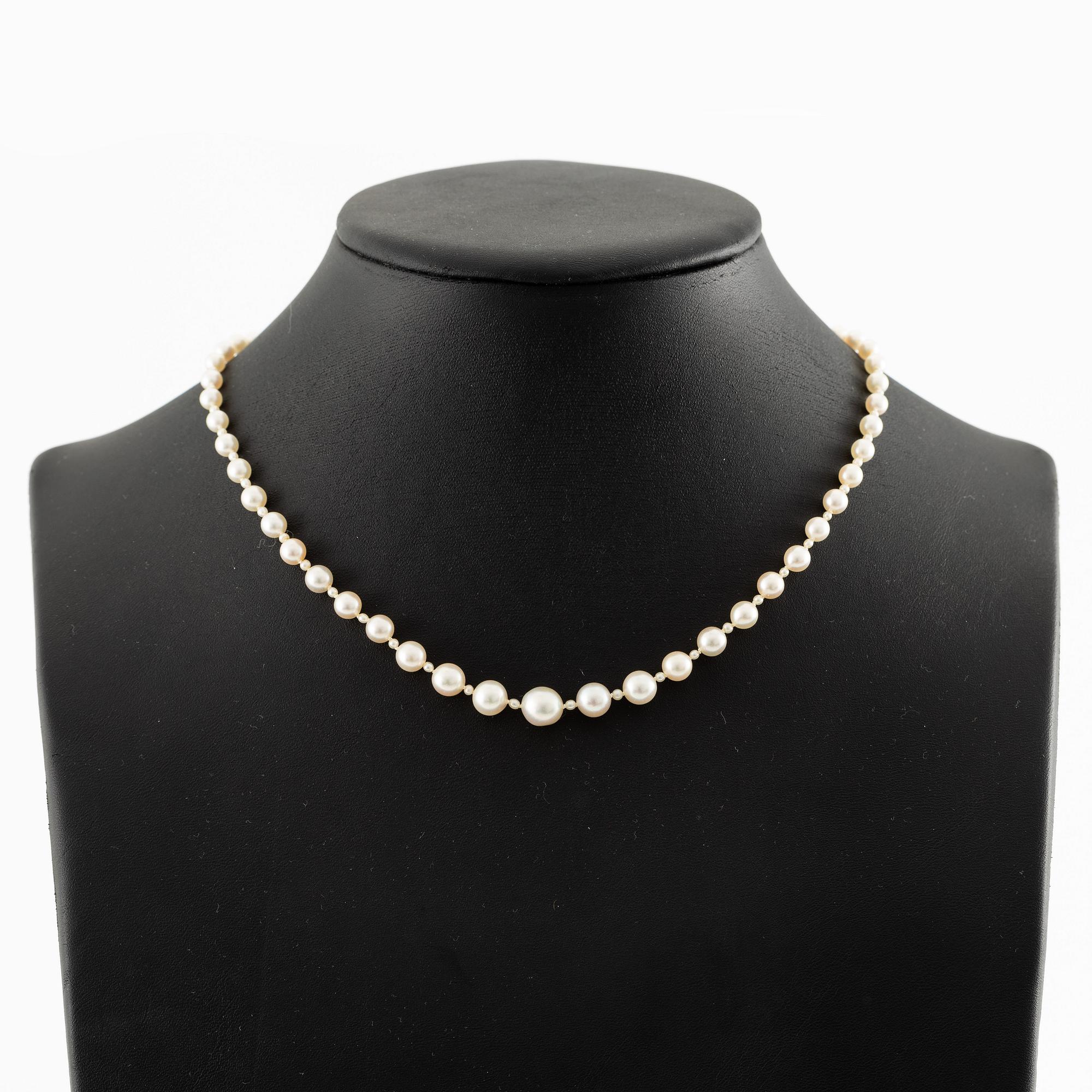 Necklace of pearls with a gold and silver clasp set with rose-cut diamonds.