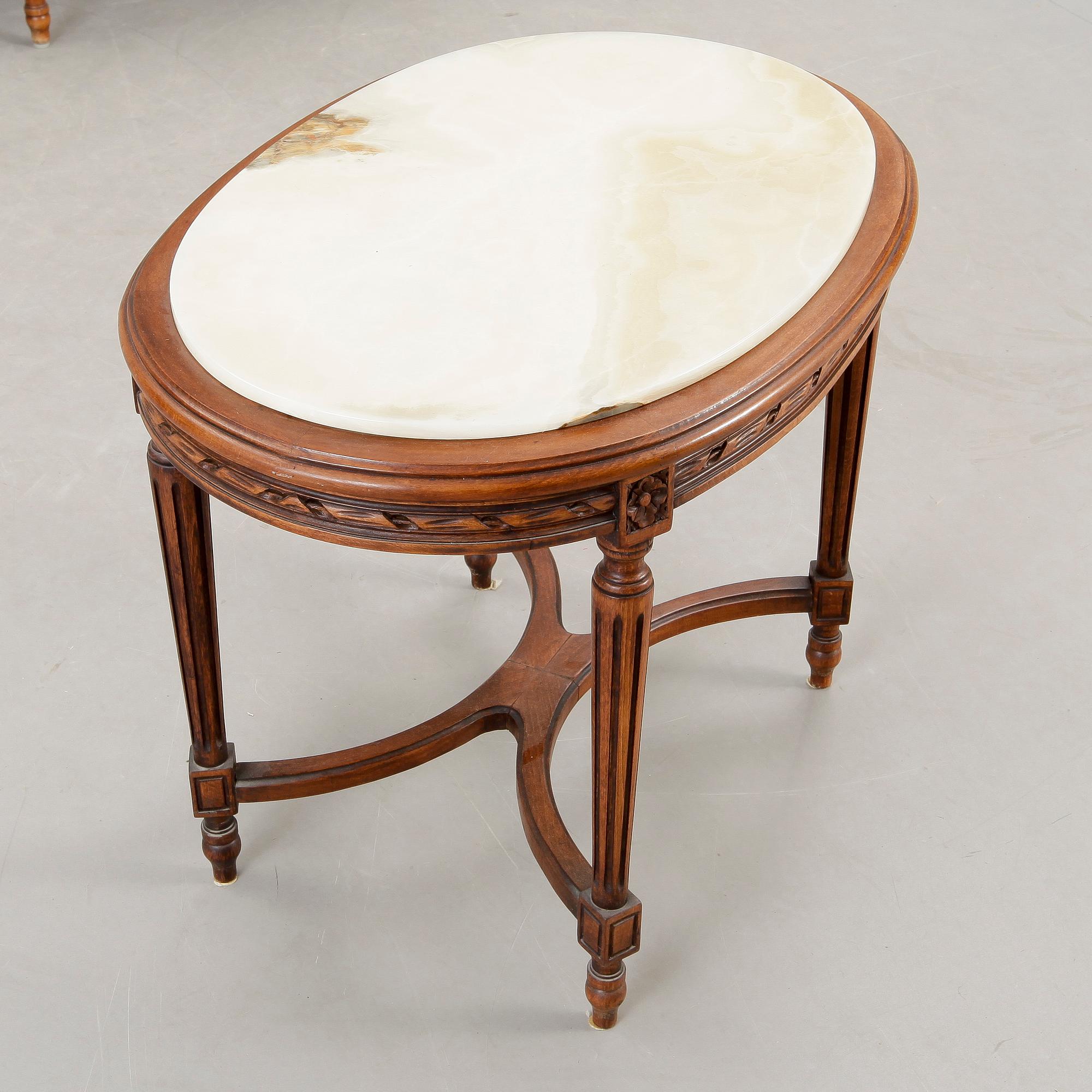 KARMSTOLAR, ett par, samt BORD, gustaviansk stil, 1900-talets första hälft.