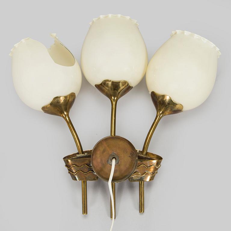 Paavo Tynell, A mid-20th century made to order wall light for Taito.
