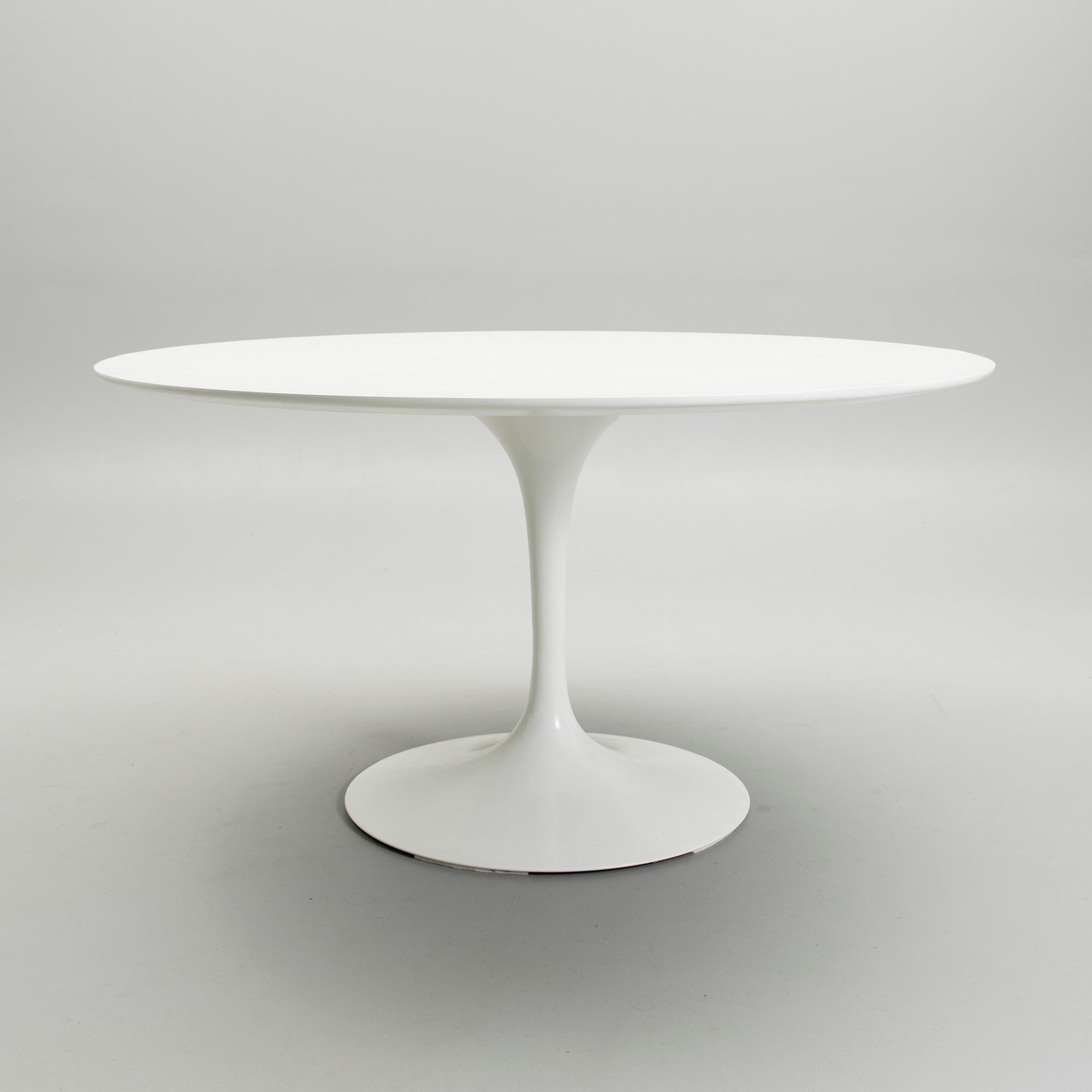 EERO SAARINEN, PÖYTÄ JA 6 TUOLIA. Tulppaani-sarja. Knoll International, 1950-luku.