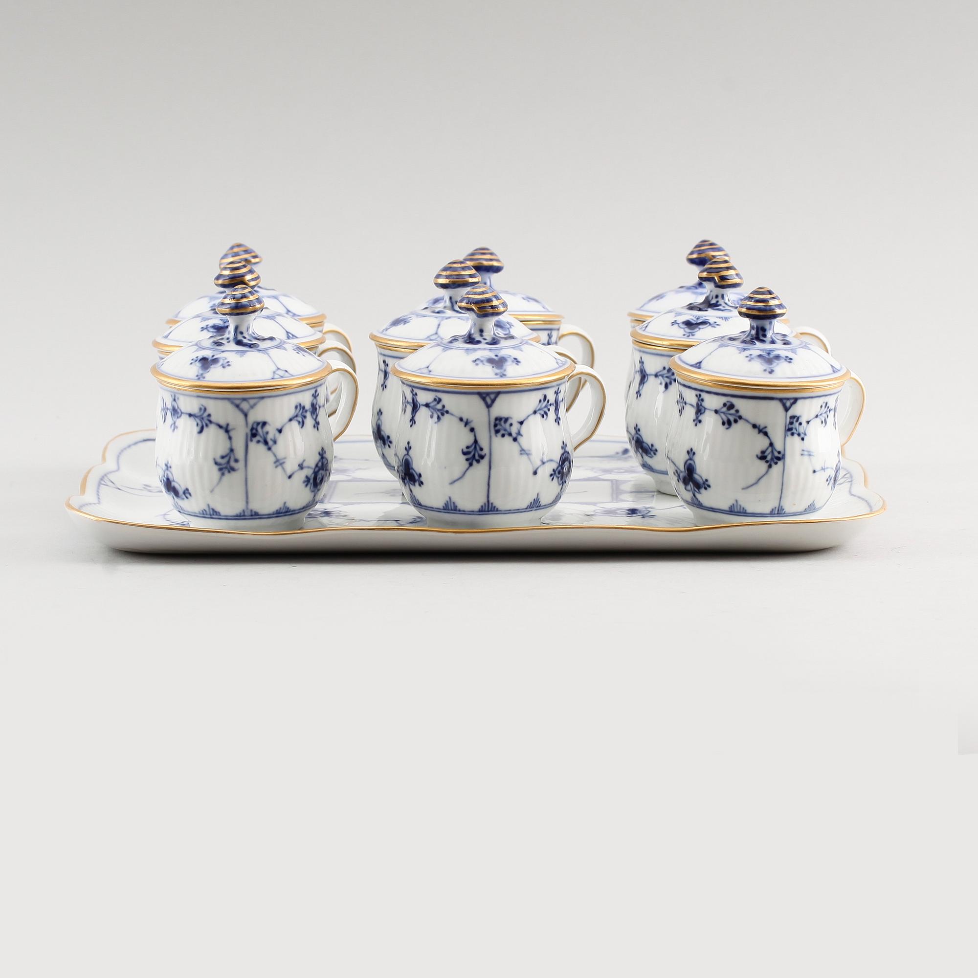CREMEKOPPAR OCH BRICKA, 10 delar, porslin, "Musselmalet",  Royal Copenhagen.