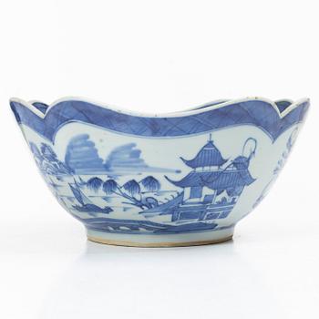 Skål samt serveringsfat, 2 st, porslin, Kina, Qianglong (1735-95) samt Jiaqing (1796-1820).