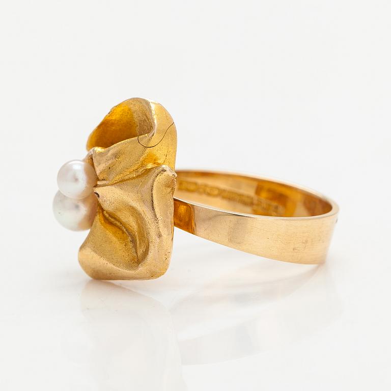 Björn Weckström, A 14K gold ring "Broken leaf" with cultured pearls. Lapponia 1967.