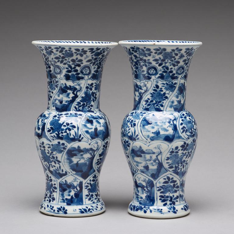 A pair of blue and white vases, Qing dynasty, Kangxi (1662-1722).