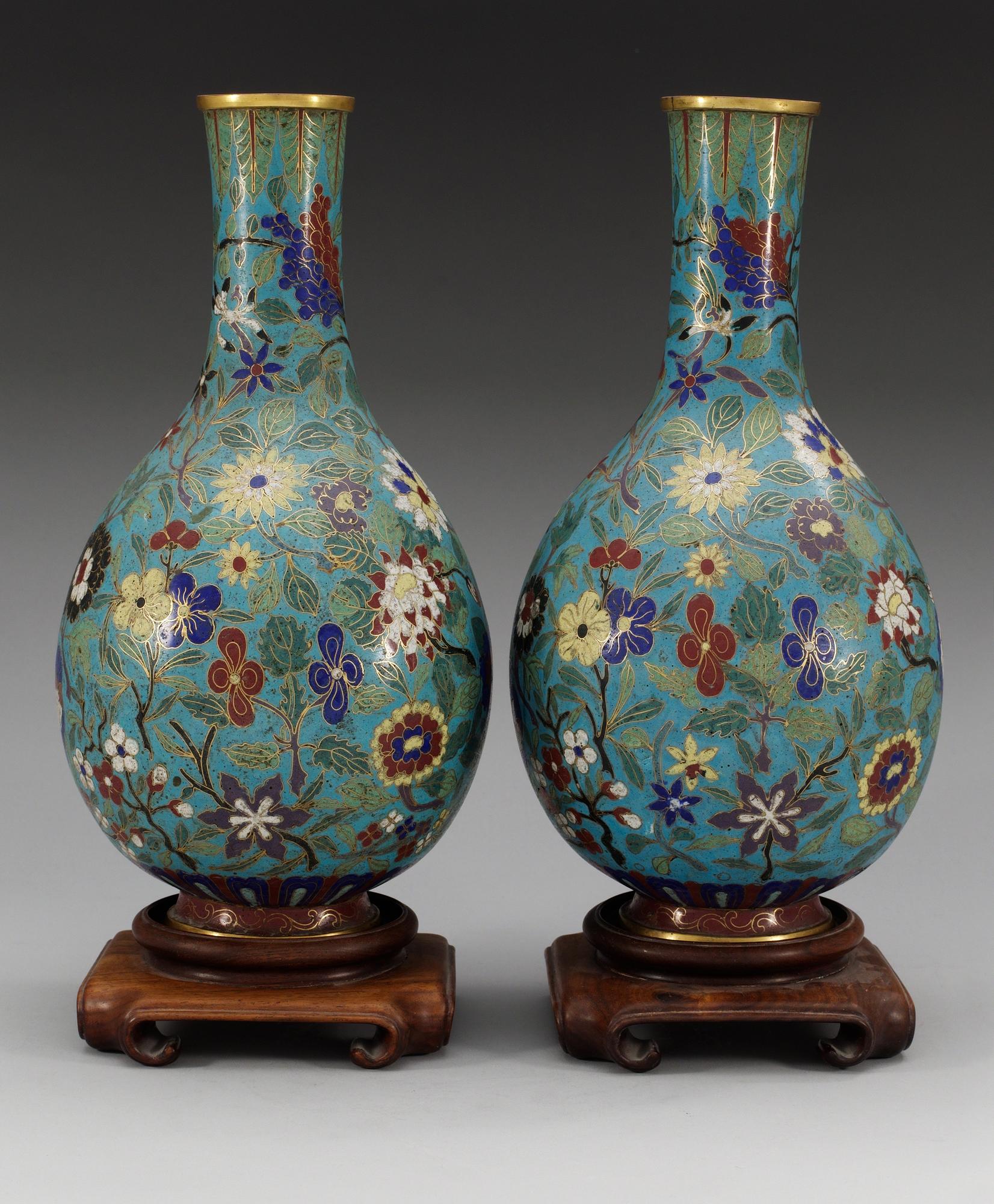 A pair of cloisonné vases, Qing dynasty (1644-1912).