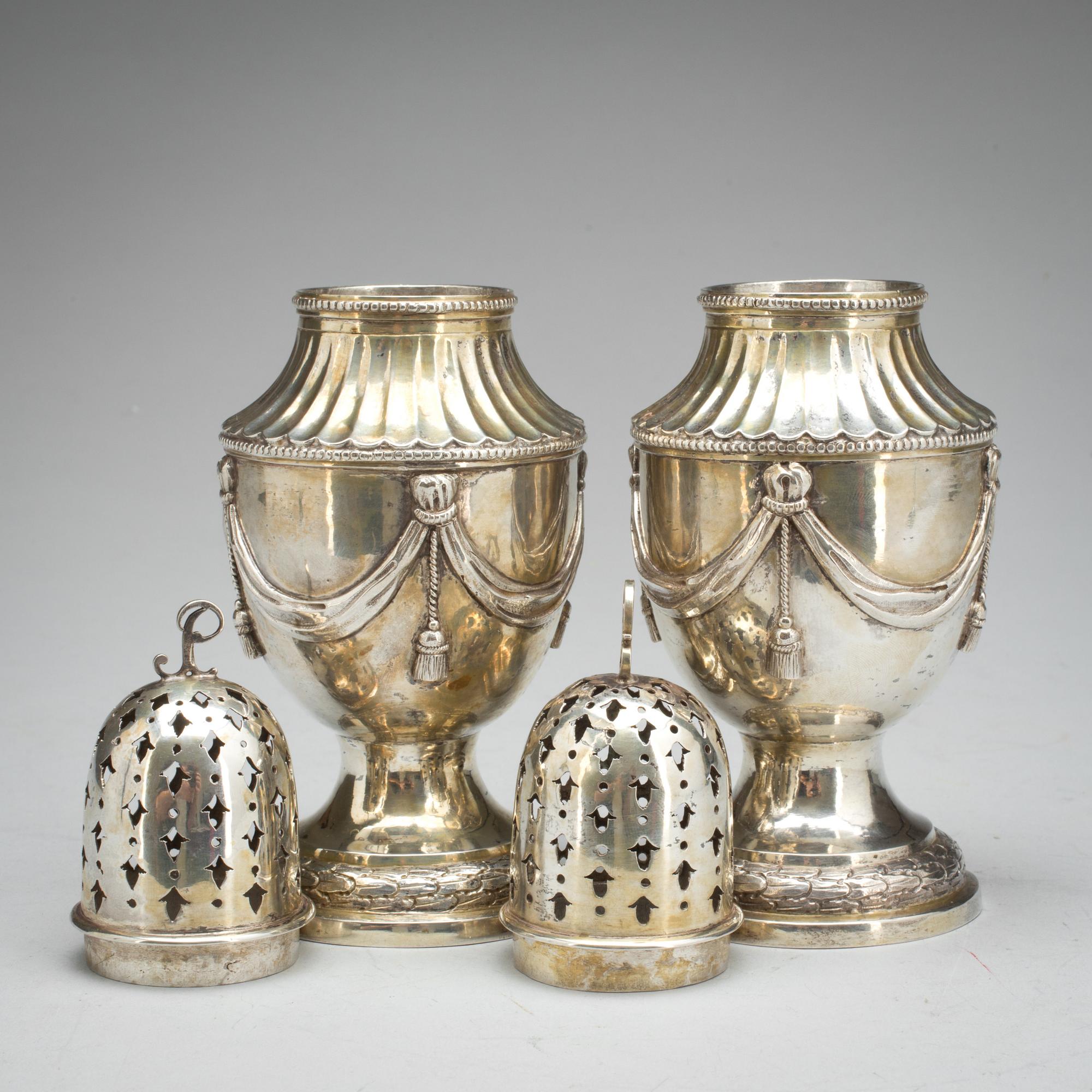 SOCKERSTRÖARE silver (halt 12 ld), ett par.  Tyskland, 1800-talets första del. Vikt ca 520 gr.