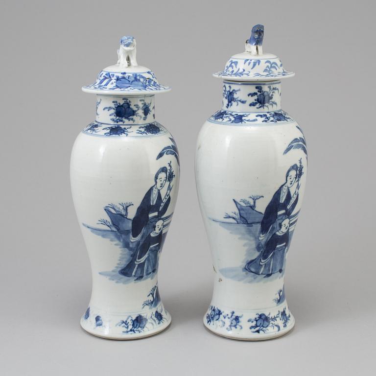 A pair of chinese blue and white porcelain vases with covers. Qing dynasty, Guangxu (1875-1908).