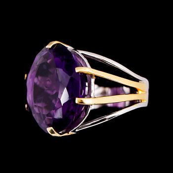 RING, delvis förgyllt sliver med ametist, ca 9.00 ct.