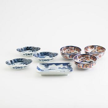 A set of three Japanese imari bowls and a Japanese blue and white servingdish with three boatshaped dishes, 19th century.