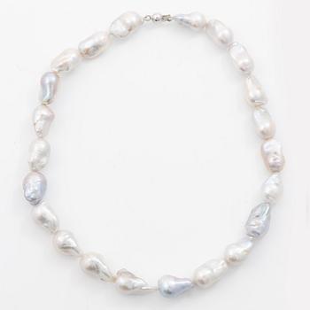 Necklace with cultured baroque freshwater pearls and an 18K white gold clasp.