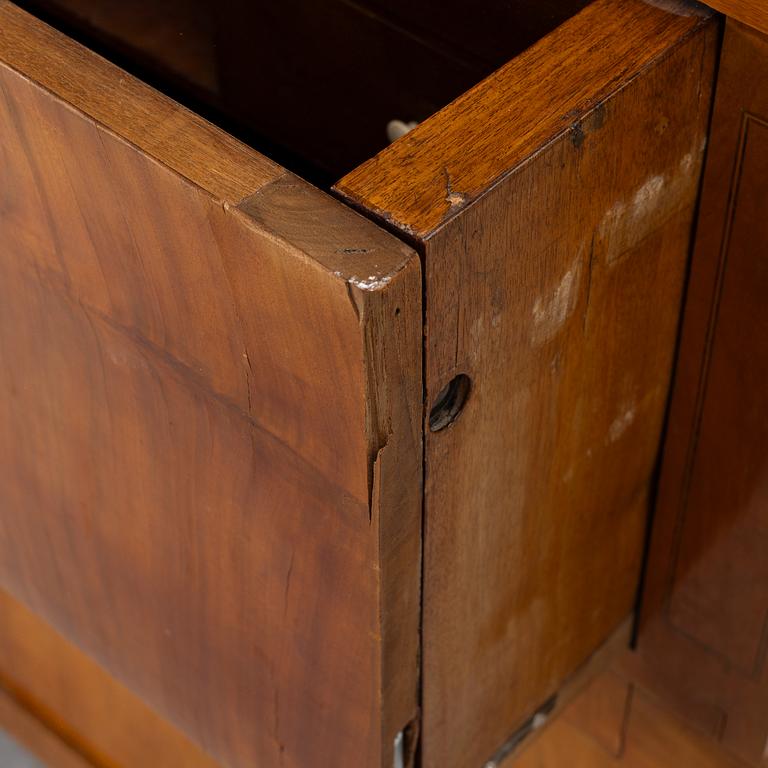 Vitrinskåp, 1800-talets mitt.