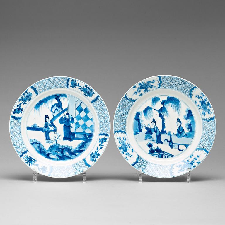 TALLRIKAR, två stycken, porslin. Qingdynastin, Kangxi (1662-1722).