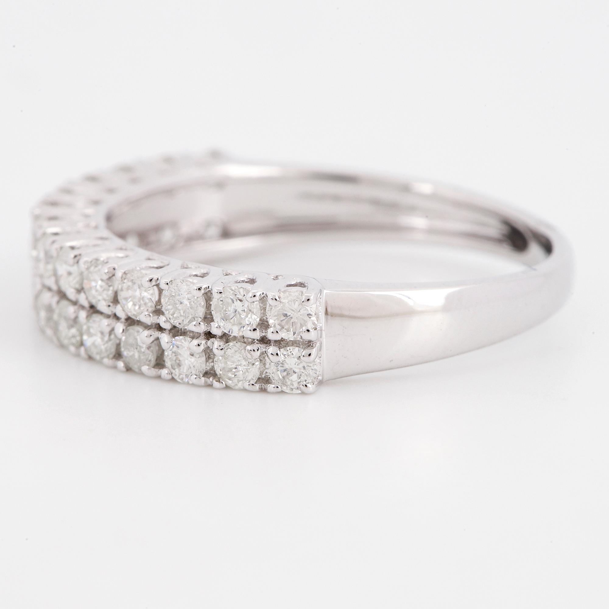 RING, tvåradig allians med briljantslipade diamanter.