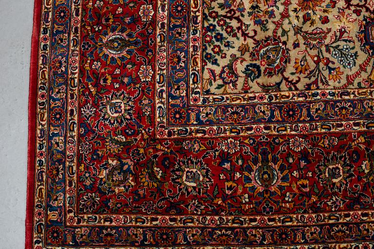 A carpet, semi-antique Kashan, ca 422 x 321 cm.