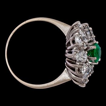 RING, rund fasettslipad smaragd med navett- och briljantslipade diamanter, tot. ca 2.50 ct.