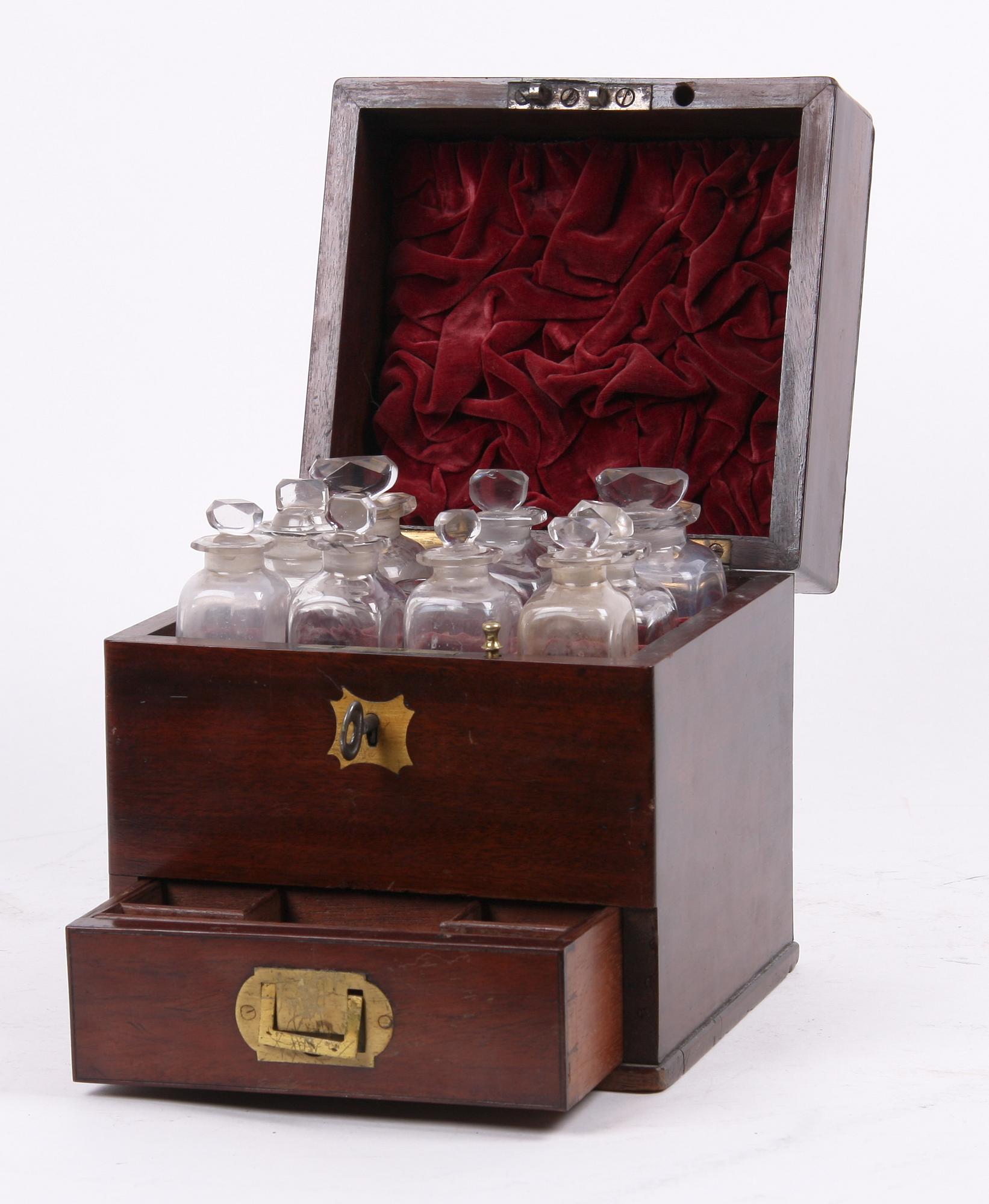 SCHATULL, England, 1800-tal.