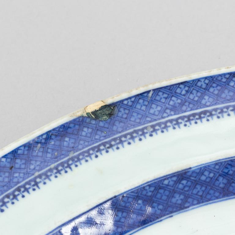 Serveringsfat, porslin, Kina, Qingdynastin, Jiaqing (1796-1820).