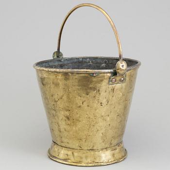 AN 18TH CENTURY BRASS BUCKET.