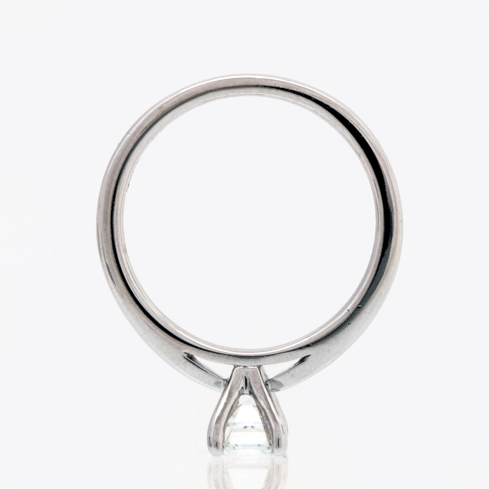 Ring platina med en smaragdslipad diamant 0,73 ct TW (G)/VS2, värderingsintyg Kaplans Stockholm 2020.