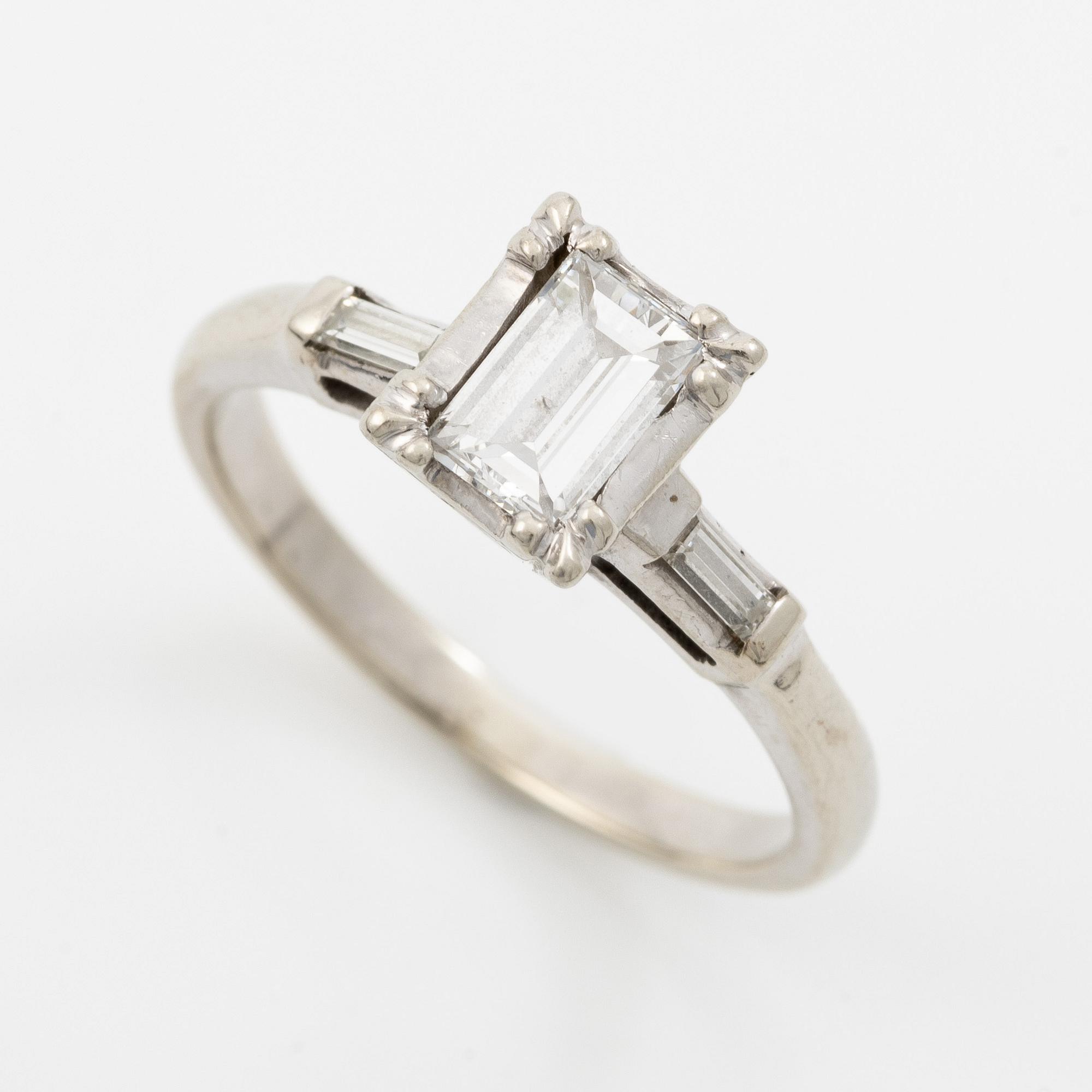 Ring 14K white gold with baguette-cut diamond.