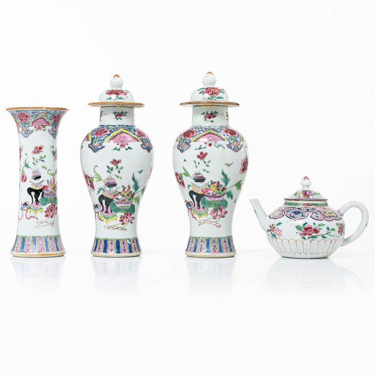 Tekanna, samt en garnityguppsättning med en vas och två urnor, exportporslin, Kina, Qingdynastin, 1700-tal.
