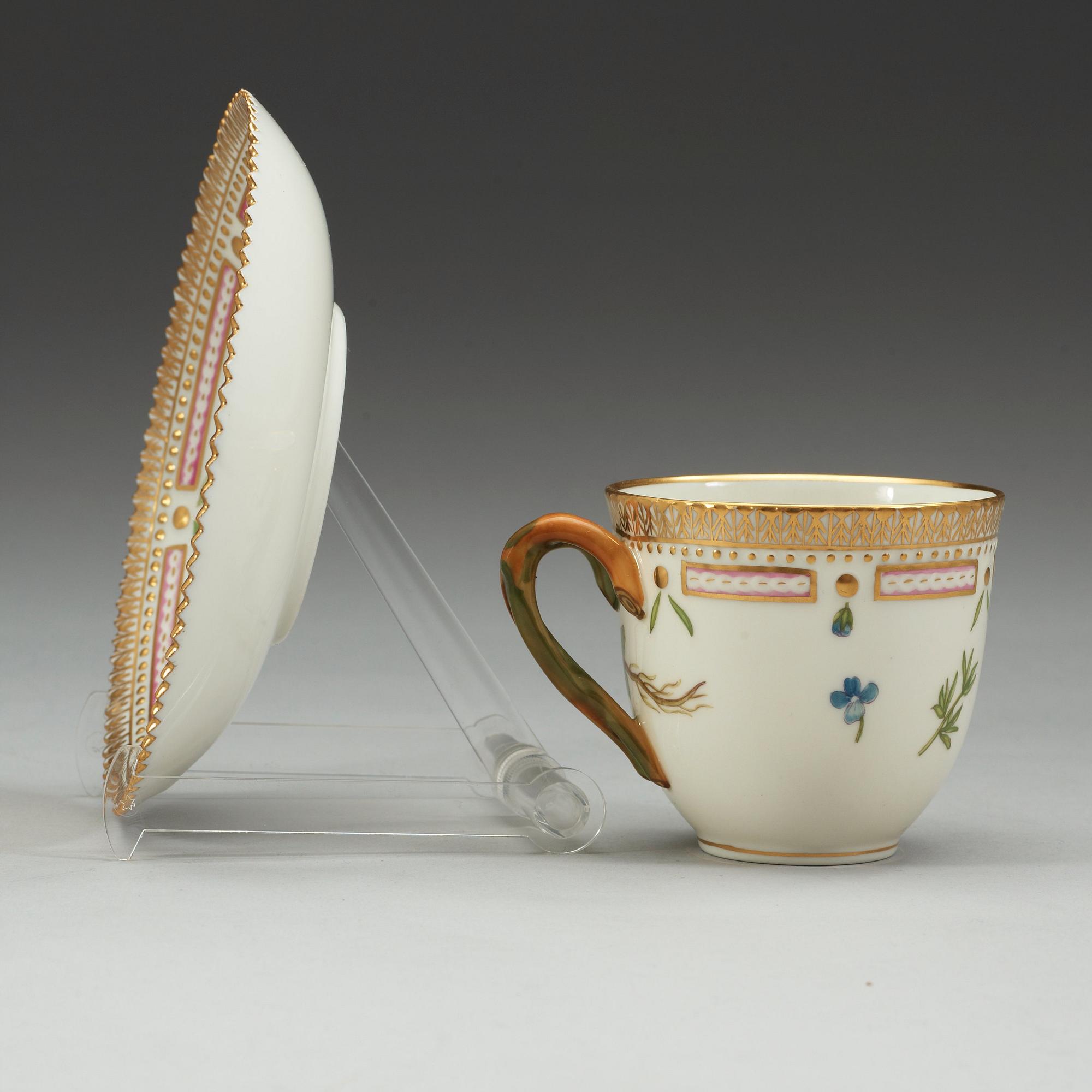 KAFFEKOPPAR med FAT, sju stycken, porslin. "Flora Danica", Kungl. Dansk, 1900-tal.