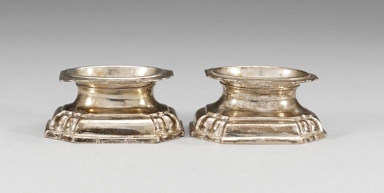 SALTKAR, ett par, silver. Nürnberg 1700-talets förra hälft (1).
