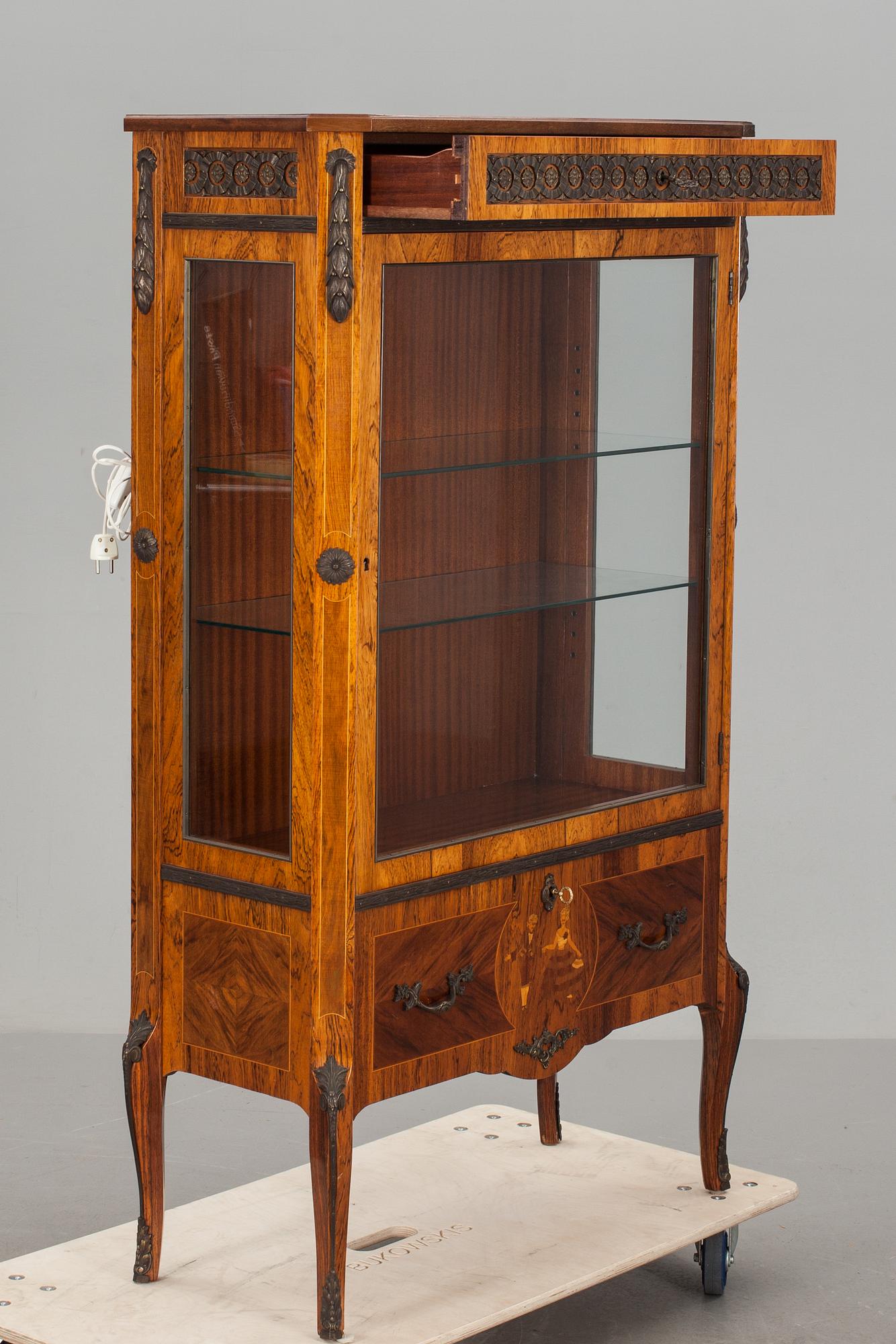 VITRINSKÅP, gustaviansk stil, 1900-tal.