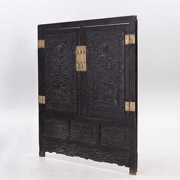 Väggpanel / dörrframstycke, skuret trä och mässing, Kina, Qingdynastin.