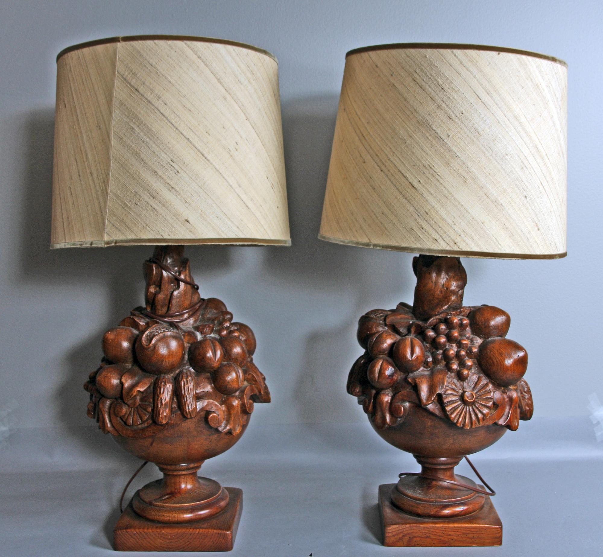 BORDSSLAMPOR, ett par, trä, troligen Spanien.