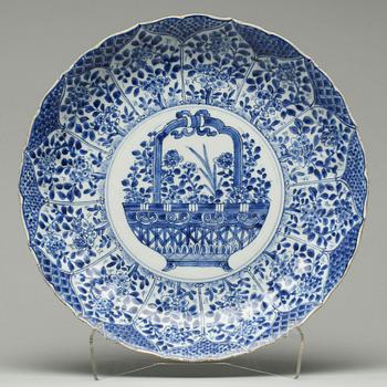 A blue and white Lotus shaped dish, Qing dynstin, Kangxi (1662-1722).