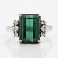 Ring 18K vitguld med en trappslipad turmalin och åttkantslipade diamanter.