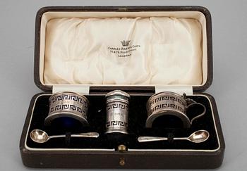 SALTKAR och PEPPARSTRÖARE samt SENAPSBURK i etui, silver, Birmingham, England 1931-32. Silvervikt tot. ca 30,5.