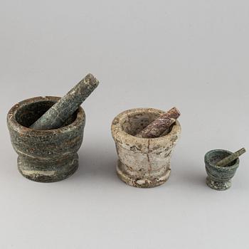 MORTLAR, 3 st, kolmårdsmarmor, med stötar, 1800-/1900-tal.
