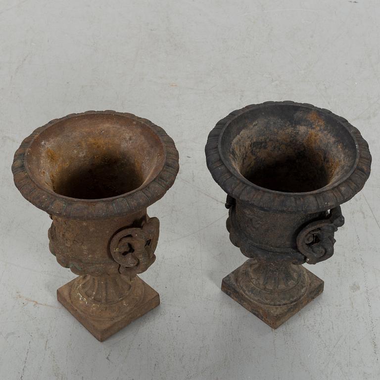 A PAIR OF IRON CAST GARDEN URNS, EARLY 20TH CENTURY.