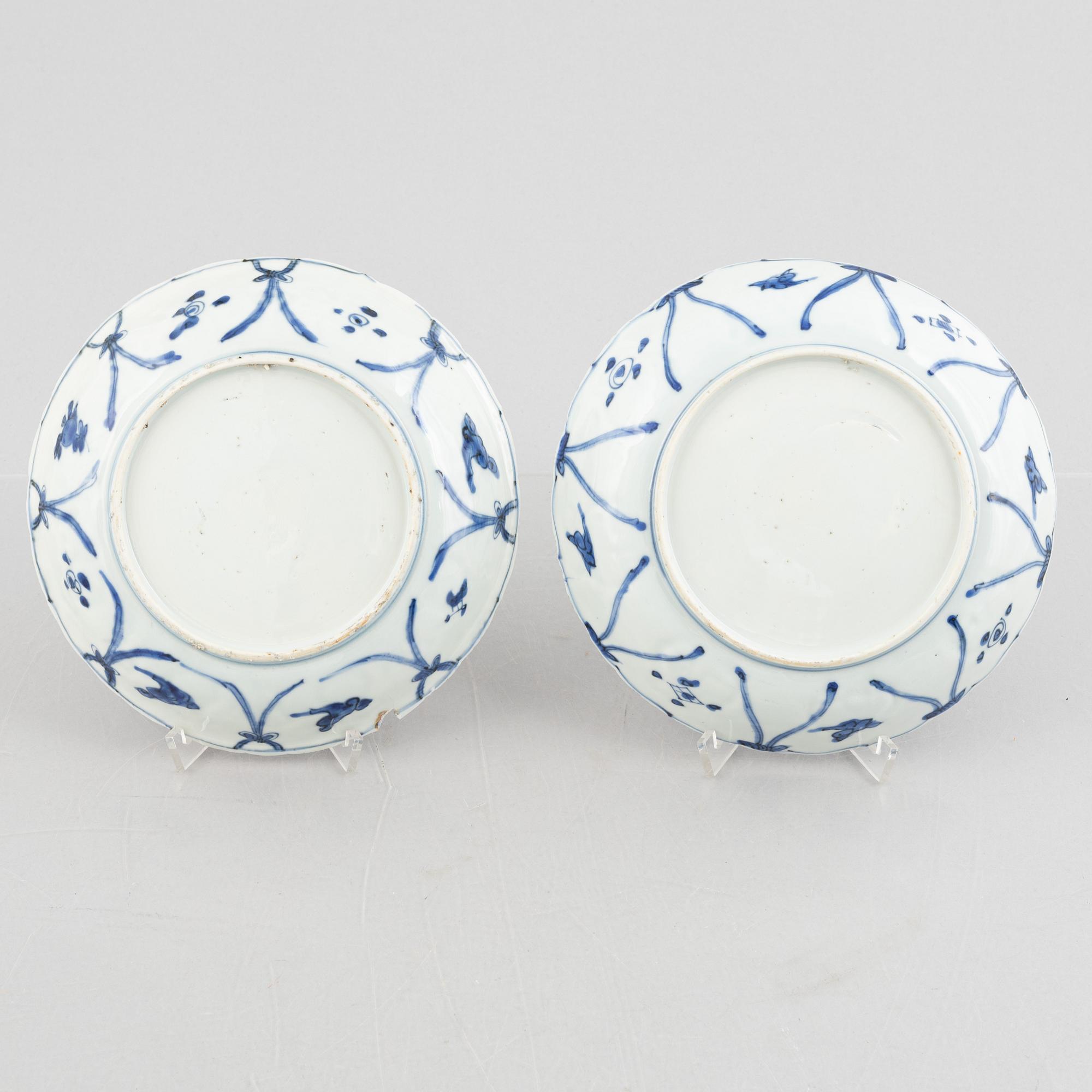 Two similar Chinese blue and white porcelain dishes, Ming dynasty, Wanli (1572-1620).