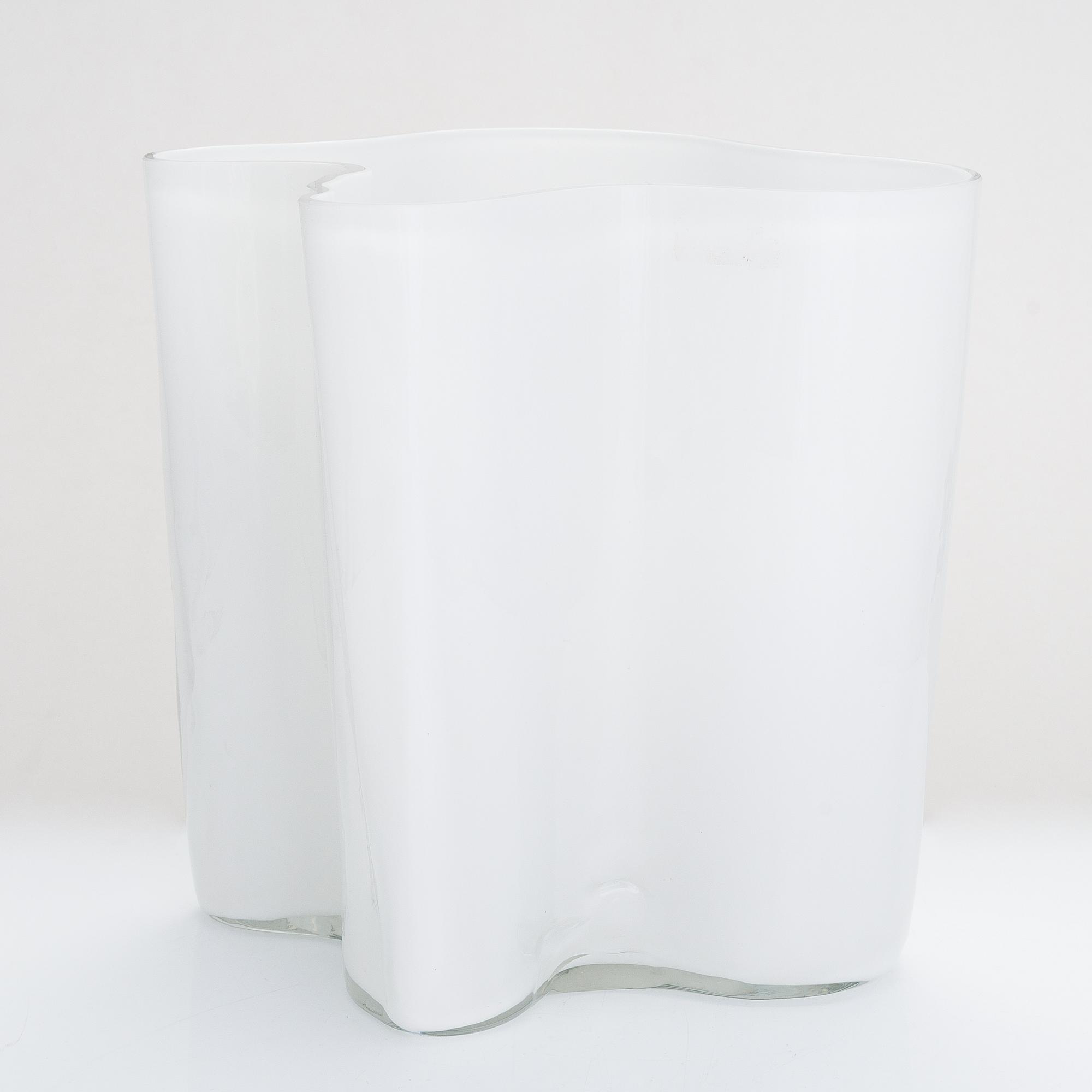 Alvar Aalto, vas, modell 3031, signerad Alvar Aalto.