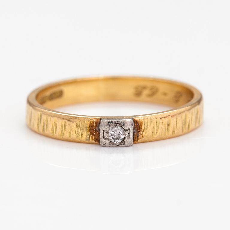 Ring, 18K guld, diamant ca 0.03 ct. Hans Göran Hardt, Helsingfors 1968.