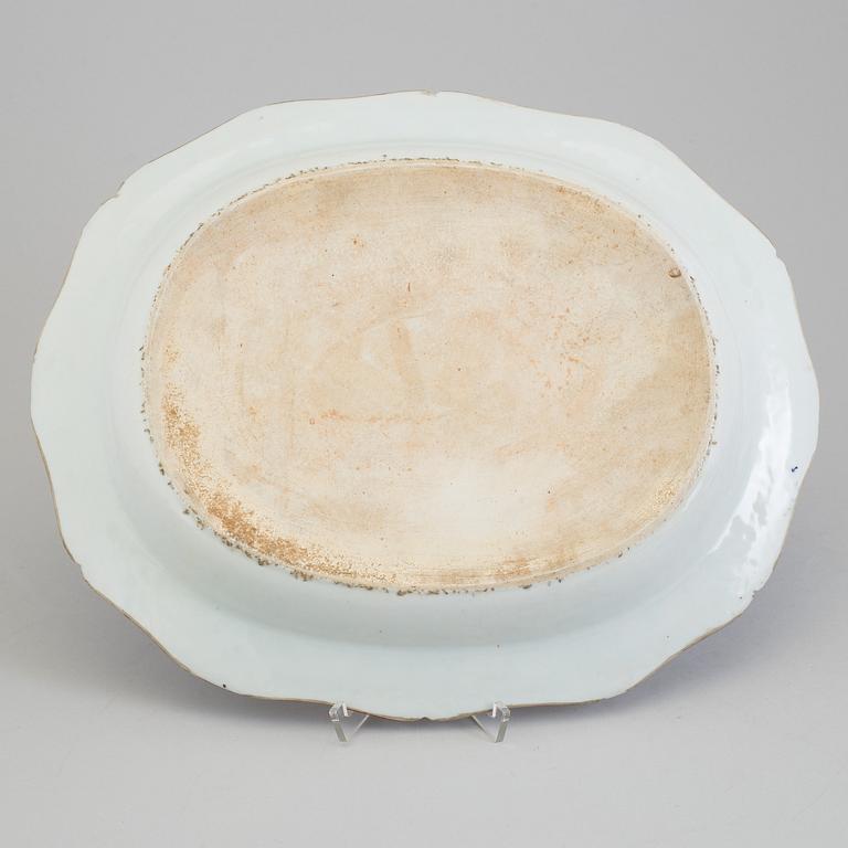 A rare and fine famille rose porcelain platter, Qing dynasty, 18th century.