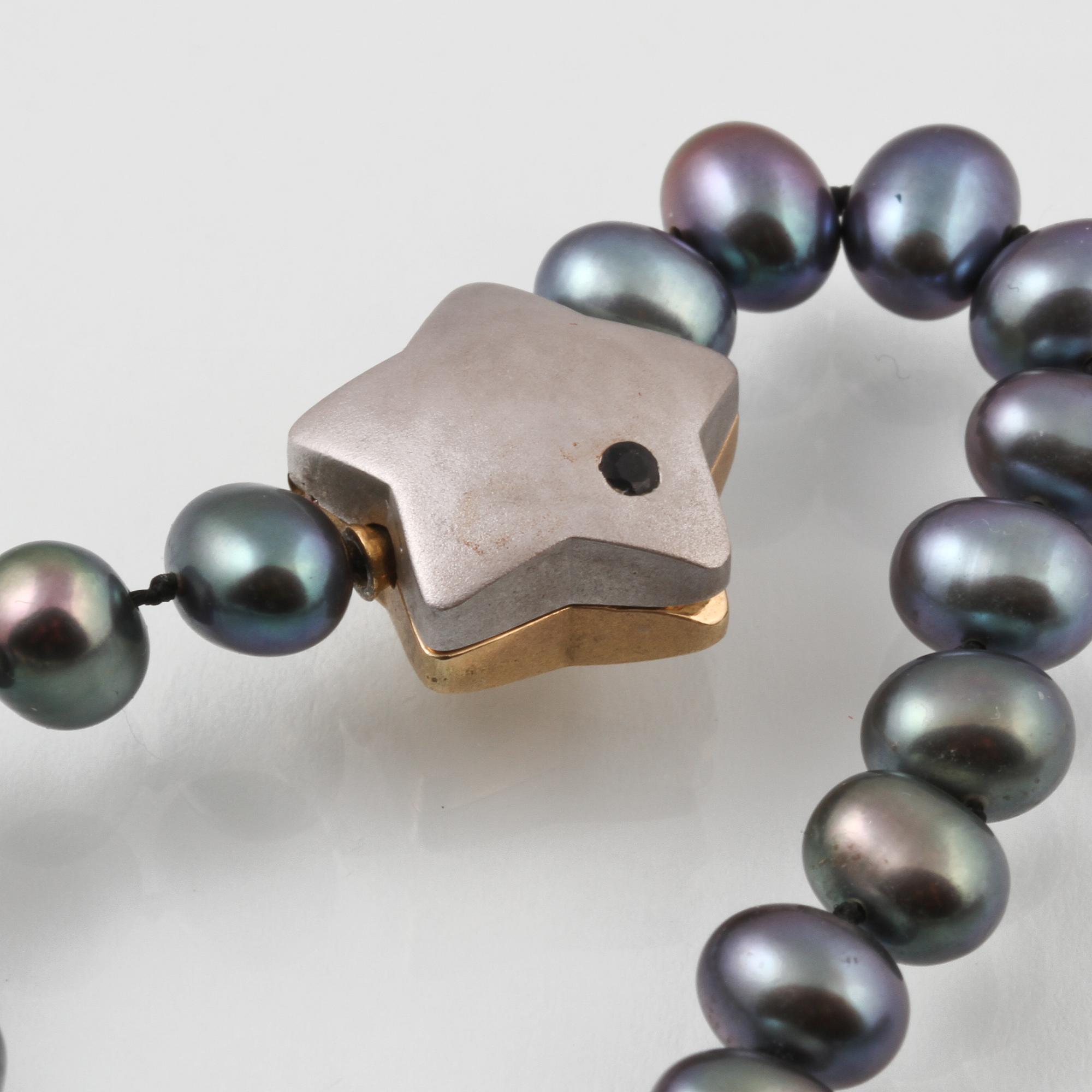 COLLIER, odlade pärlor, lås i 18K guld och vitguld med fasettslipad blå safir samt briljantslipad diamant. Vikt 28,5 g.