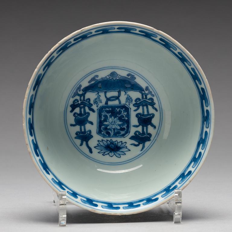 A blue and white bowl, Qing dynasty, Kangxi (1662-1722).