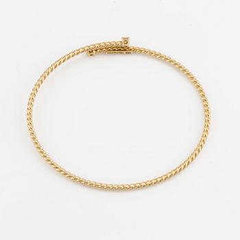 A Kiki McDonough bracelet in 18K gold with round brilliant-cut diamonds.