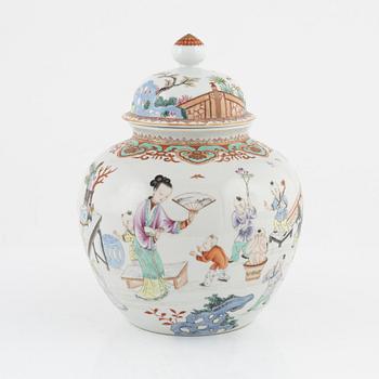 A lidded porcelain urn, Kina, 20th century.