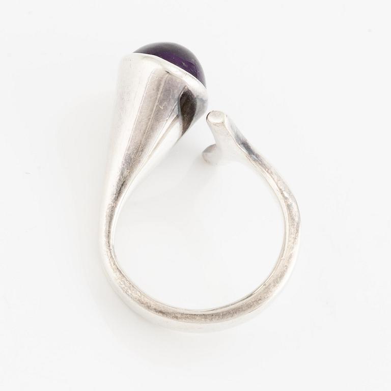 Vivianna Torun Bülow-Hübe, ring, sterlingsilver med en cabochonslipad ametist, för Georg Jensen.