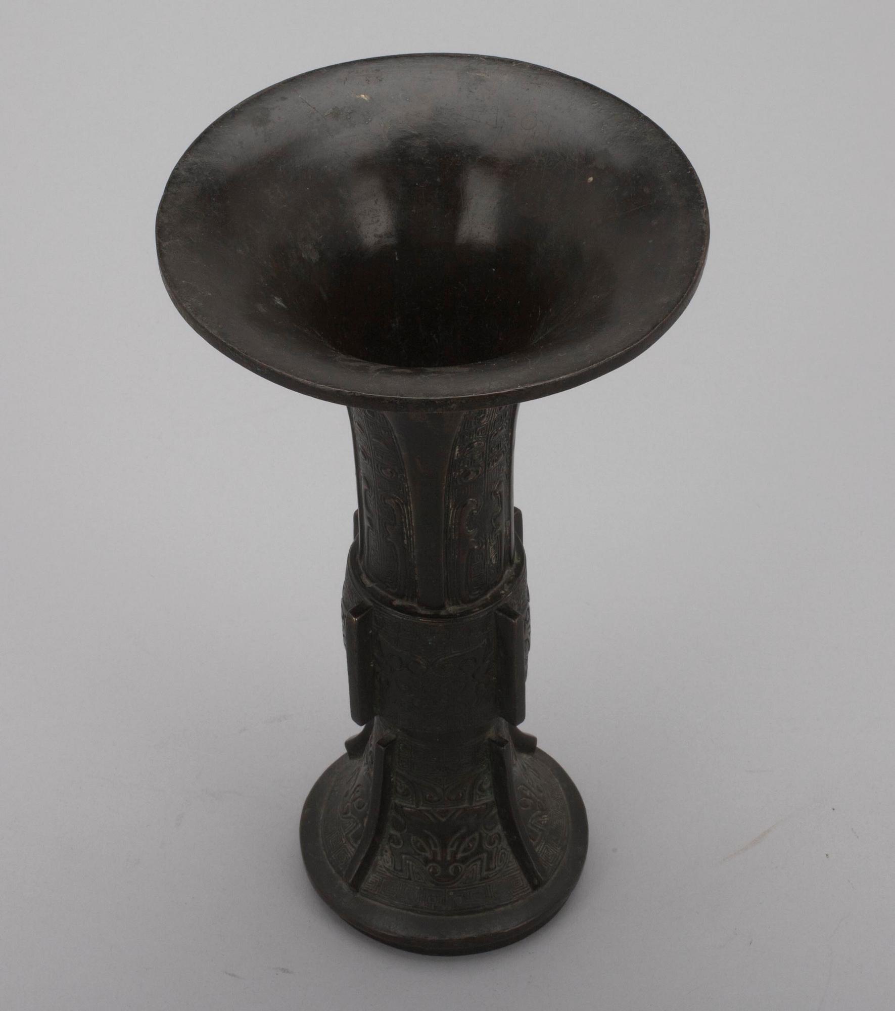 OFFERBÄGARE, patinerad mässing, arakaiserande, Kina 1800-tal.