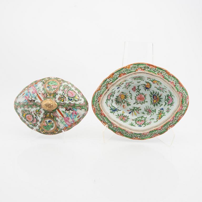 A set of two teapots and one serving dish Kanton China alter part of the 19th century.