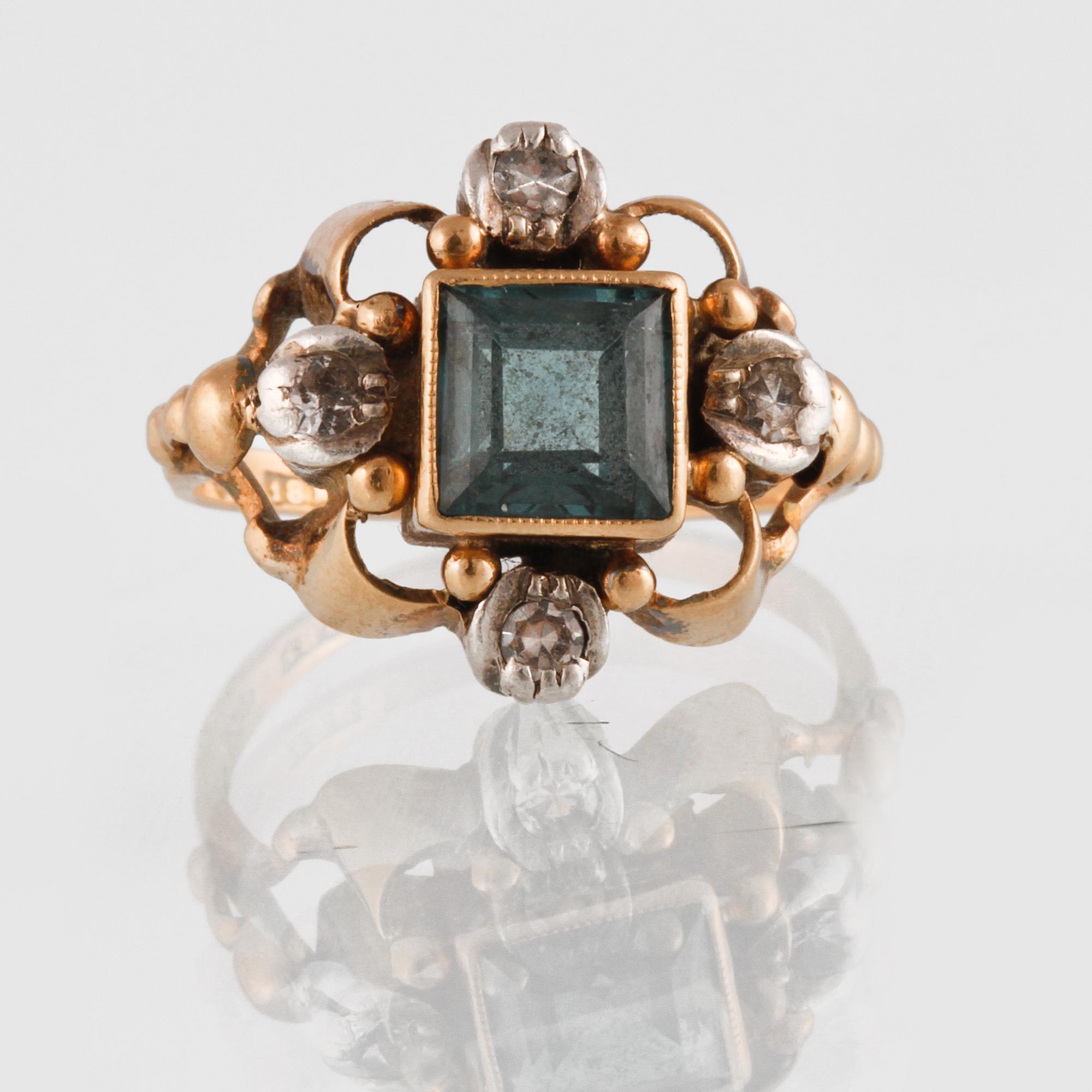 RING, 18K guld troligtvis med fasettslipade vita safirer samt blå topas, SJ &G, Göteborg. Vikt 4,7 gram.