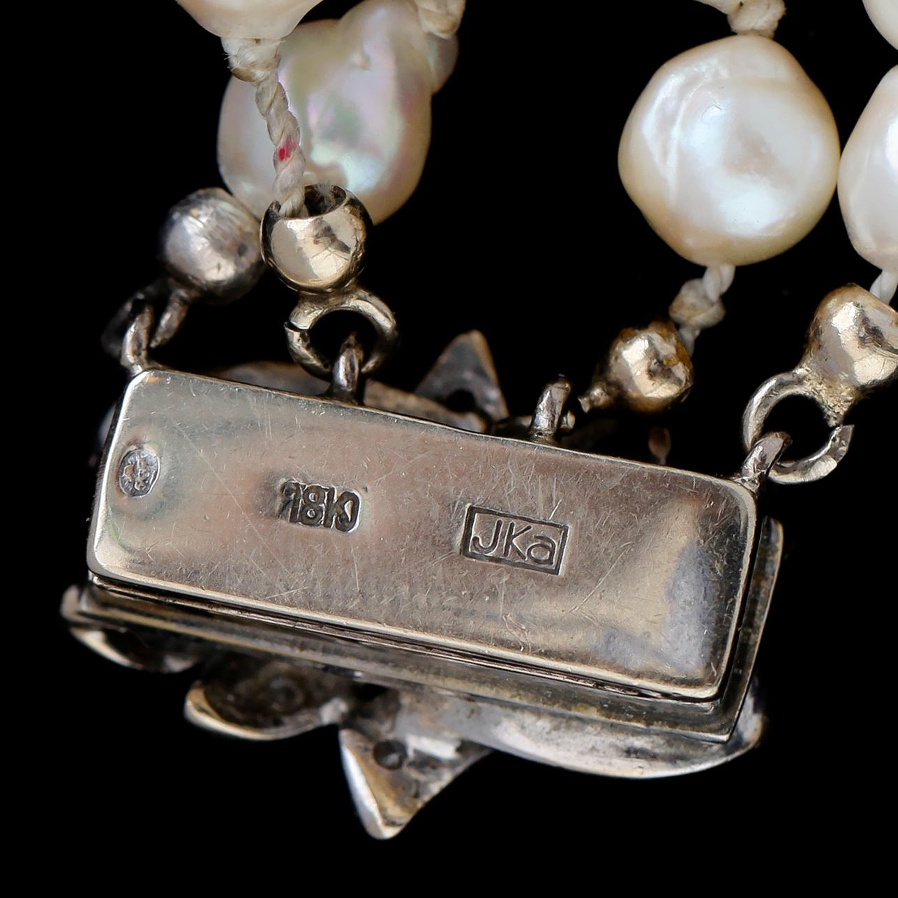 ARMBAND, 18K vitguld, odlade pärlor, diamanter, 1900-talets mitt.