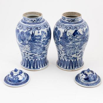 A pair of Chinese blue and white urns with cover, 20th century.