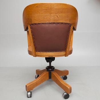 SKRIVBORDSSTOL, brännstämplad samt etikettmärkt Billnäs, 1900-talets början.